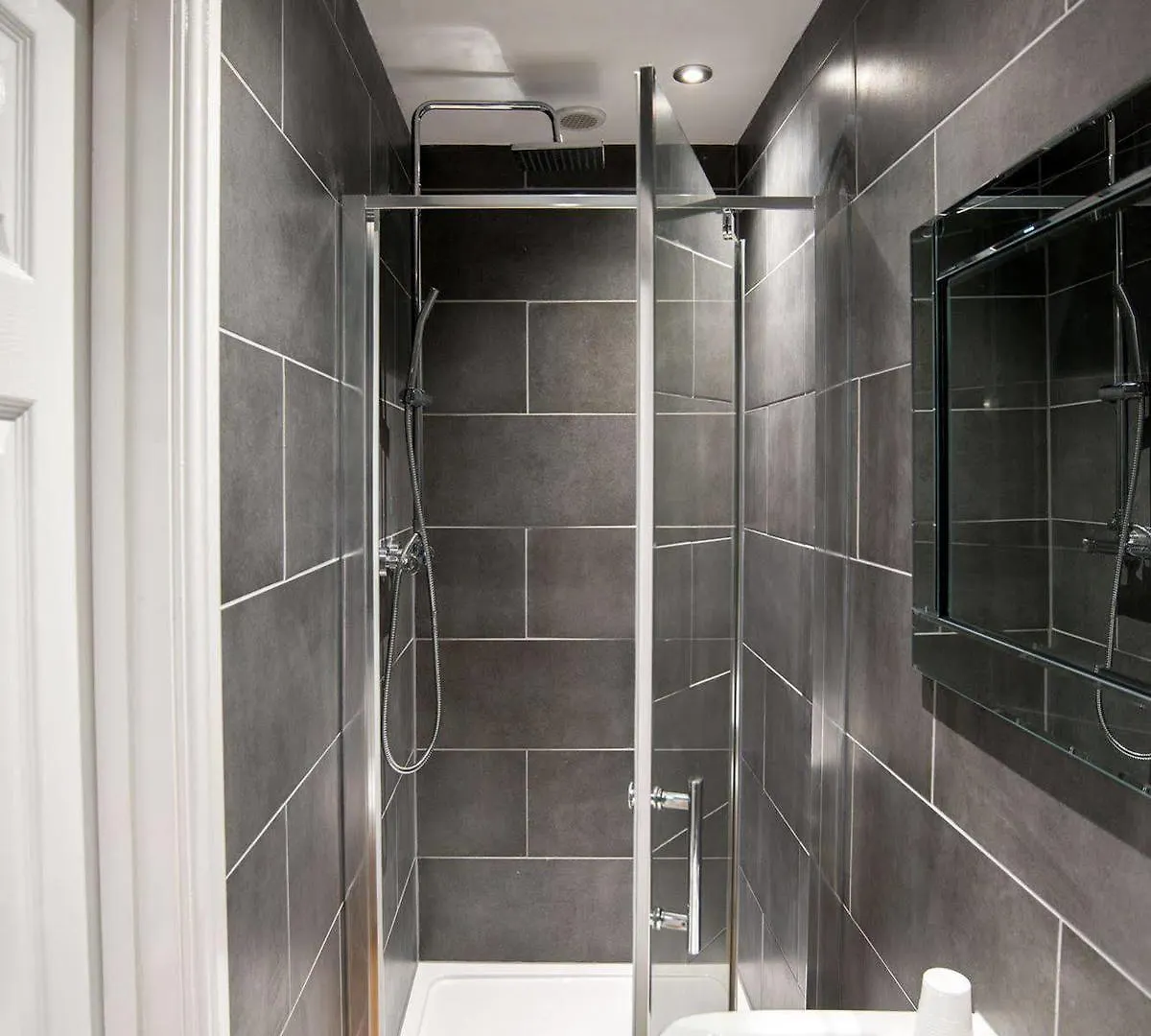 The White House By Bodacious! Swansea Guest house