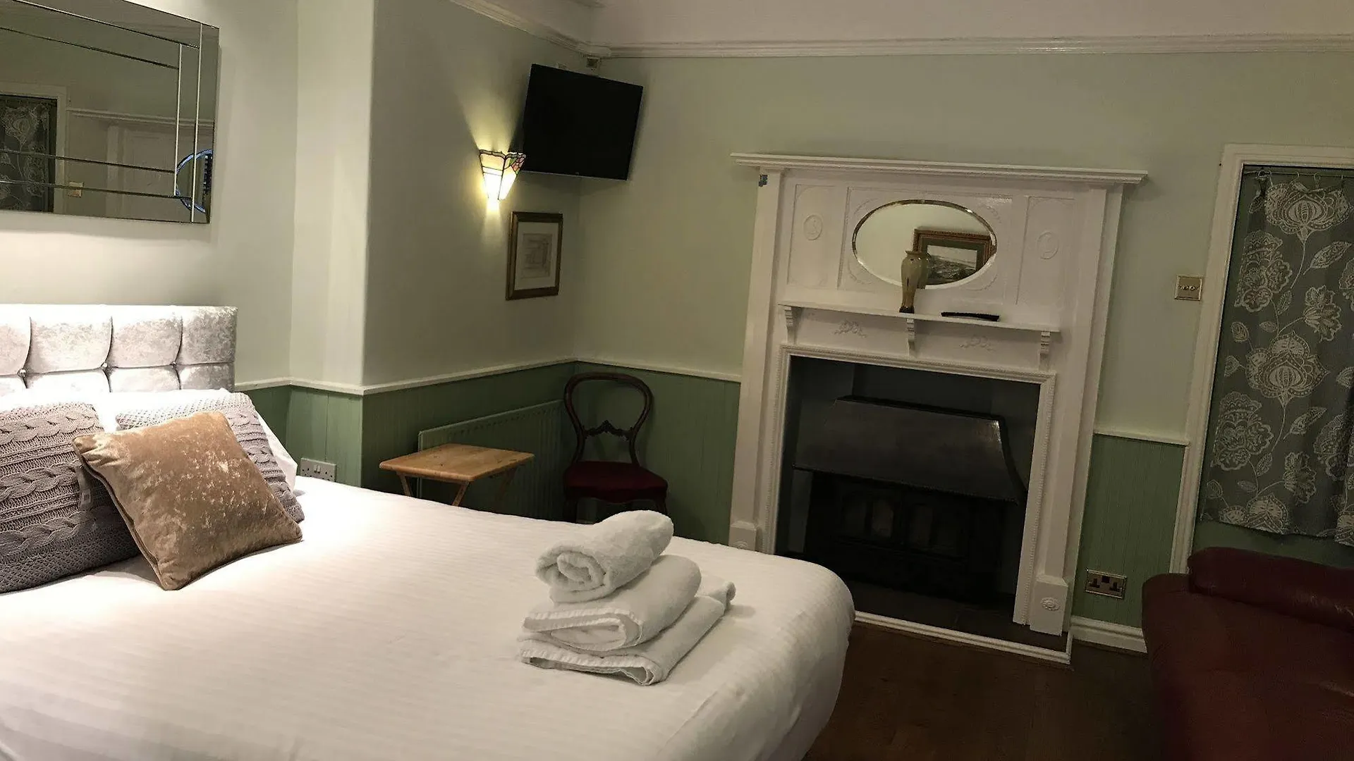 The White House By Bodacious! Swansea Guest house